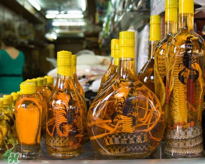 毒蛇泡在酒里為什么不死？毒蛇泡酒不死是什么原因？