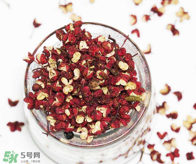 花椒泡腳能治白發(fā)嗎？花椒泡腳白發(fā)能轉(zhuǎn)黑嗎？