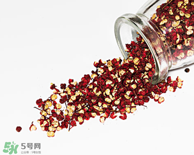 花椒泡腳能治白發(fā)嗎？花椒泡腳白發(fā)能轉(zhuǎn)黑嗎？