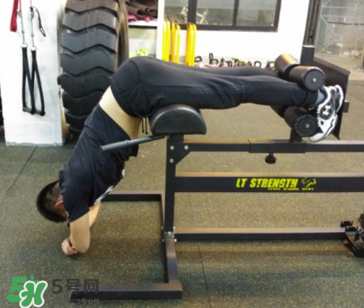 羅馬椅挺身很傷腰嗎？羅馬椅挺身對腰有傷害嗎？