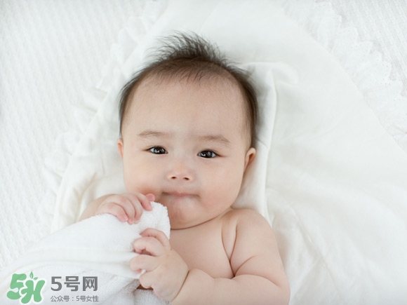 嬰兒幾個月可以做寶寶椅？嬰兒安全椅安裝方法