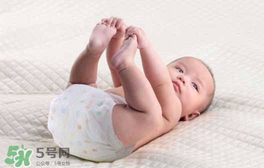 新生兒一天用多少尿不濕？新生兒尿不濕買多大的？