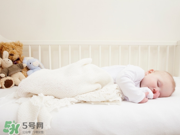 新生兒一天用多少尿不濕？新生兒尿不濕買多大的？