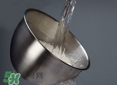 自來(lái)水為什么不能直接喝？自來(lái)水洗過(guò)的水果為什么可以吃？