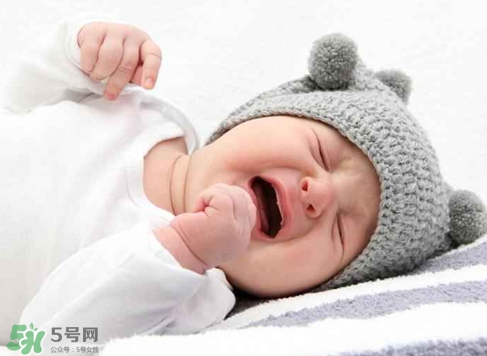 寶寶晚上哭鬧是怎么回事？寶寶晚上哭鬧不睡覺怎么辦？
