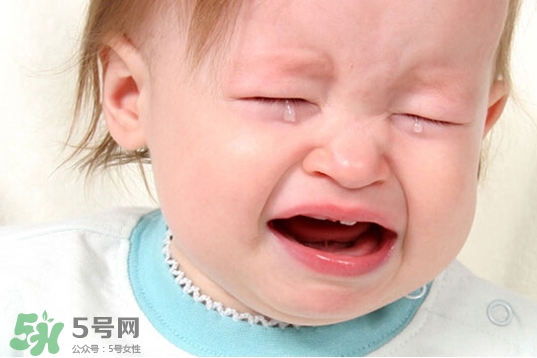 寶寶晚上哭鬧是怎么回事？寶寶晚上哭鬧不睡覺怎么辦？