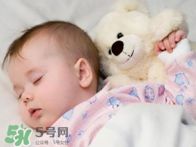 寶寶睡覺(jué)出汗多還要蓋被嗎？寶寶睡覺(jué)出汗多怎么辦？