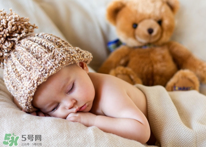 剛出生的寶寶需要枕頭嗎？新生兒需要枕頭定型嗎？