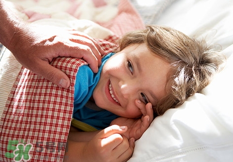 新生兒獨(dú)自睡覺(jué)好嗎？新生兒要跟父母睡嗎？