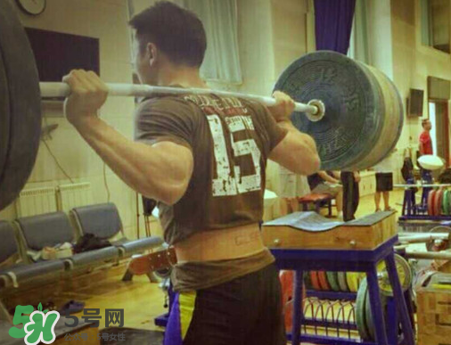 舉重腰帶怎么選擇？舉重腰帶越寬越好嗎？