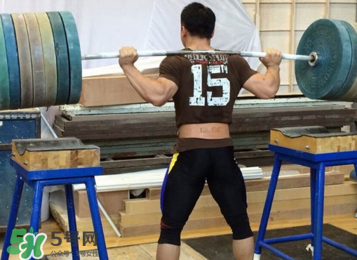 舉重腰帶怎么選擇？舉重腰帶越寬越好嗎？