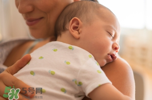 寶寶晚上哭鬧是怎么回事？寶寶晚上哭鬧不睡覺怎么辦？