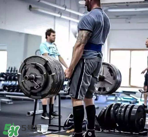 硬拉能練腹肌嗎？硬拉可以練腹肌嗎？