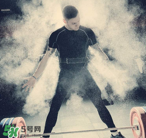 硬拉能練腹肌嗎？硬拉可以練腹肌嗎？