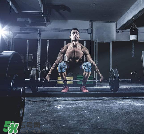 硬拉能練腹肌嗎？硬拉可以練腹肌嗎？