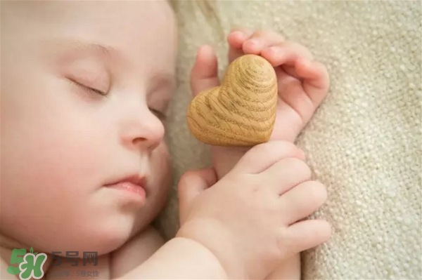 寶寶睡覺出汗多是什么原因？寶寶睡覺的常見誤區(qū)