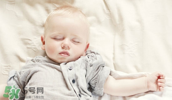 寶寶睡覺頭出汗是熱嗎？寶寶睡覺頭出汗是怎么回事？