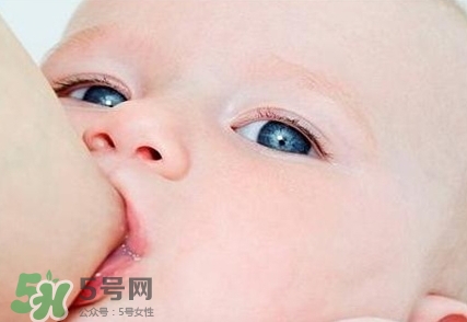母乳喂養(yǎng)的寶寶大便怎樣正常？母乳喂養(yǎng)的寶寶需要補(bǔ)鈣嗎？