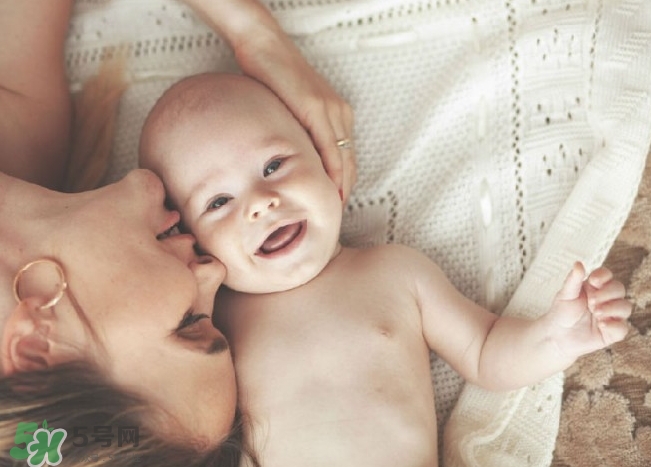 新生兒獨(dú)自睡覺(jué)好嗎？新生兒要跟父母睡嗎？