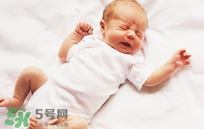 寶寶晚上哭鬧是怎么回事？寶寶晚上哭鬧不睡覺怎么辦？
