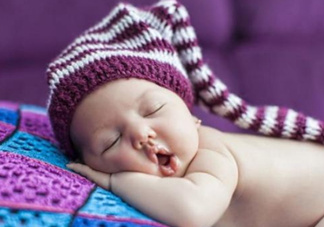 寶寶睡覺(jué)出汗多還要蓋被嗎？寶寶睡覺(jué)出汗多怎么辦？