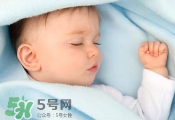 寶寶睡覺(jué)出汗多還要蓋被嗎？寶寶睡覺(jué)出汗多怎么辦？