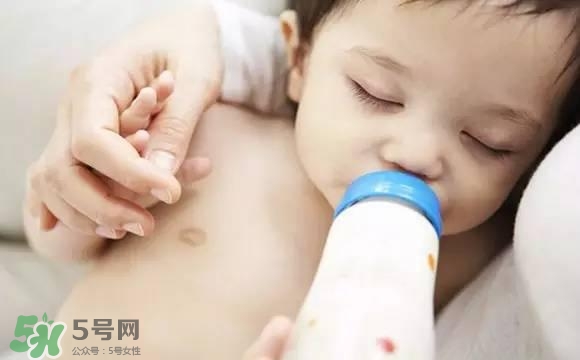寶寶睡覺吃奶好嗎？寶寶睡覺吃奶怎么辦？