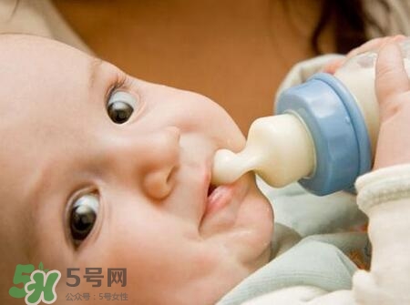 寶寶睡覺吃奶好嗎？寶寶睡覺吃奶怎么辦？