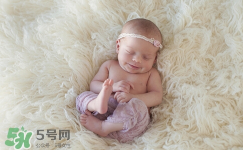 寶寶睡覺頭出汗是熱嗎？寶寶睡覺頭出汗是怎么回事？