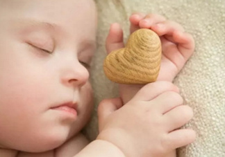 寶寶睡覺(jué)出汗多是什么原因？寶寶睡覺(jué)的常見(jiàn)誤區(qū)