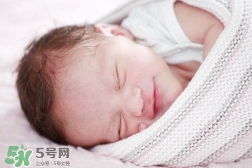 寶寶睡覺頭出汗是熱嗎？寶寶睡覺頭出汗是怎么回事？