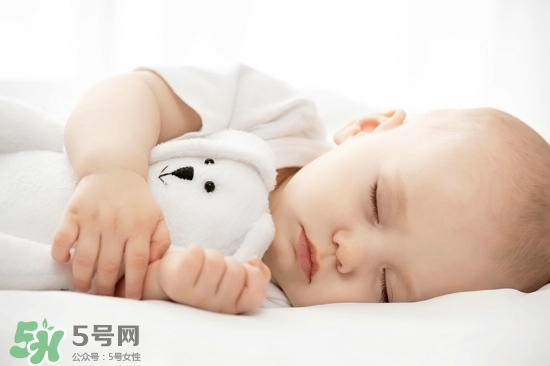 寶寶睡覺突然大哭是什么原因？寶寶睡覺突然哭醒怎么辦？