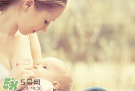 母乳喂養(yǎng)的寶寶大便怎樣正常？母乳喂養(yǎng)的寶寶需要補(bǔ)鈣嗎？