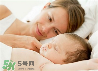 寶寶睡覺出汗多是什么原因？寶寶睡覺的常見誤區(qū)