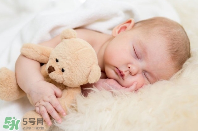 剛出生的寶寶需要枕頭嗎？新生兒需要枕頭定型嗎？