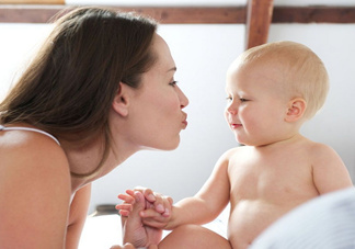 新生兒獨(dú)自睡覺好嗎？新生兒要跟父母睡嗎？