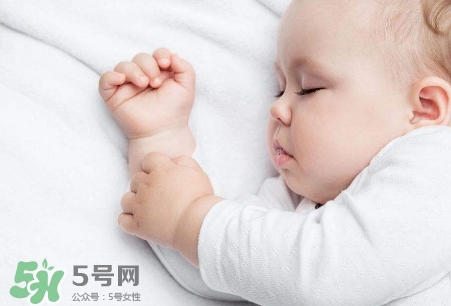 母乳喂養(yǎng)的寶寶需要喂水嗎？母乳喂養(yǎng)的重要性