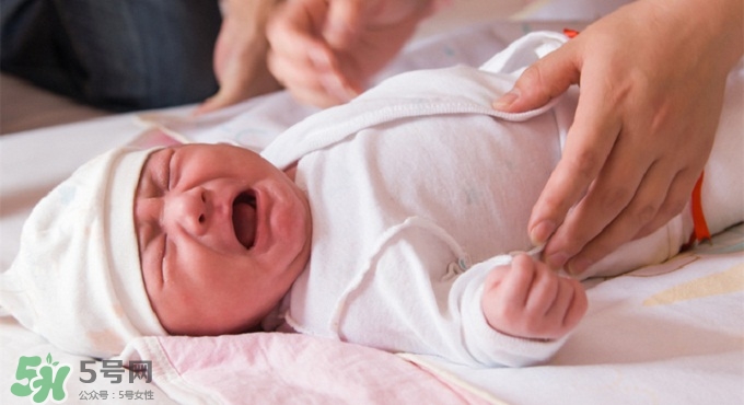 寶寶睡覺突然大哭是什么原因？寶寶睡覺突然哭醒怎么辦？