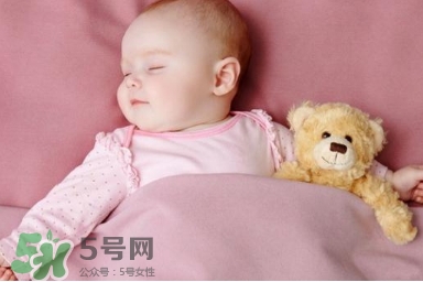 母乳喂養(yǎng)的寶寶需要喂水嗎？母乳喂養(yǎng)的重要性