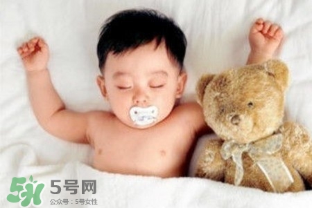 寶寶睡覺(jué)出汗多還要蓋被嗎？寶寶睡覺(jué)出汗多怎么辦？