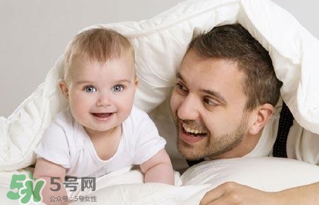 寶寶晚上哭鬧是怎么回事？寶寶晚上哭鬧不睡覺怎么辦？