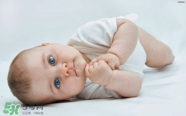 寶寶睡覺搖頭怎么回事？寶寶睡覺搖頭是缺鈣嗎？