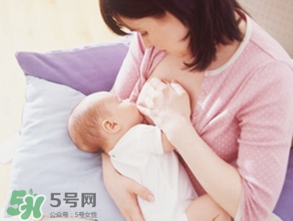 母乳喂養(yǎng)的寶寶大便怎樣正常？母乳喂養(yǎng)的寶寶需要補(bǔ)鈣嗎？