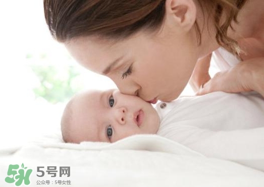 新生兒獨(dú)自睡覺(jué)好嗎？新生兒要跟父母睡嗎？