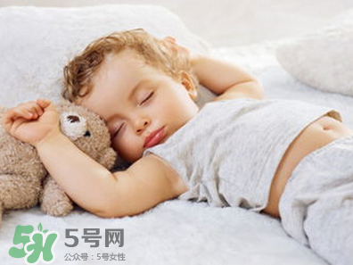 寶寶睡覺出汗多是什么原因？寶寶睡覺的常見誤區(qū)