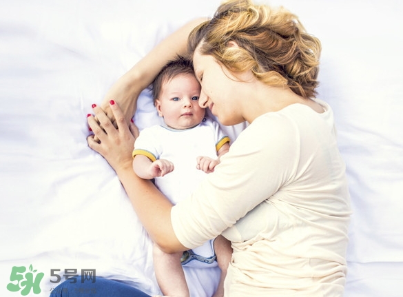 新生兒獨(dú)自睡覺(jué)好嗎？新生兒要跟父母睡嗎？