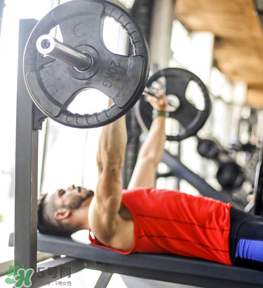 臥推怎么加重量？臥推力量提升竅門