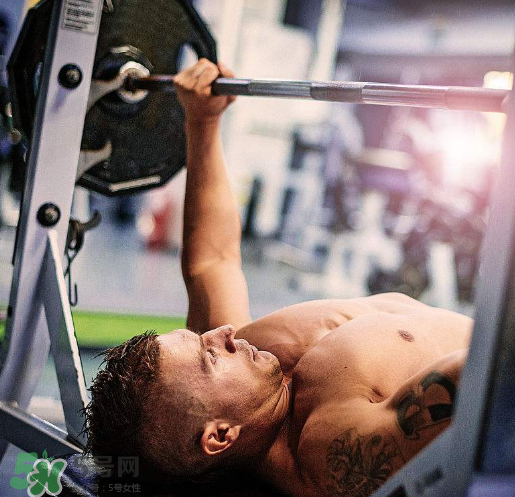 臥推怎么加重量？臥推力量提升竅門