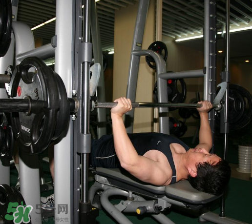 臥推怎么加重量？臥推力量提升竅門