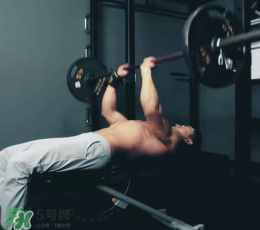 臥推多少公斤合格？臥推高手重量曝光